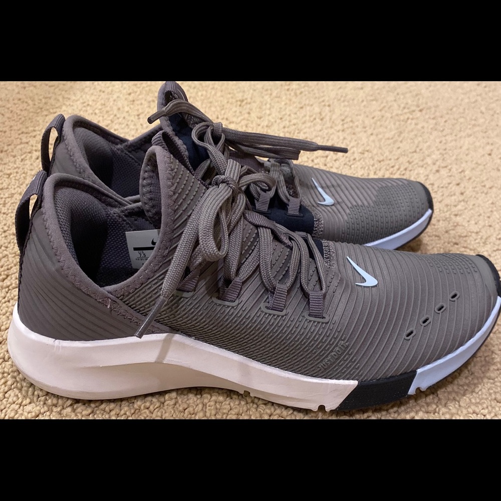 NIKE ZOOM TRAINING SHOES W7.5